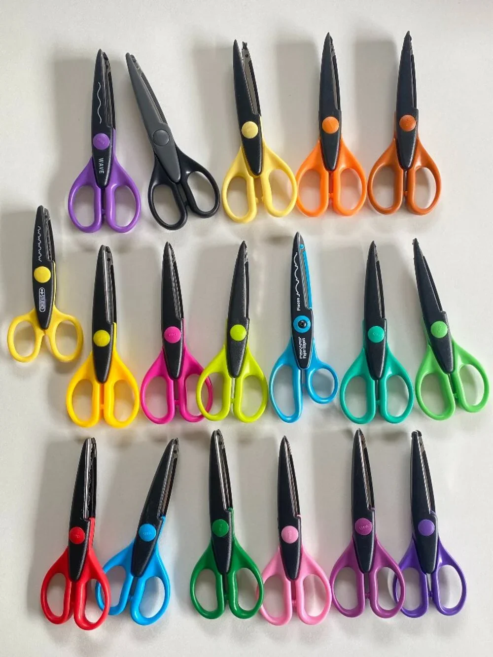 Fiskars Decorative Edge Scissors Set Of 18 With Rotating Wood Carousel ECU - Picture 8 of 10